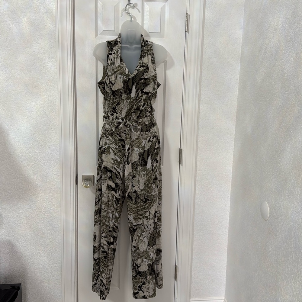 2 piece White House Black Market Top M bottoms S